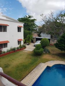 un patio con piscina y una casa en Casa Campestre en Cancún