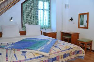 a bedroom with a bed and a window at Vila Jelena Zlatar Nova varoš in Brdo