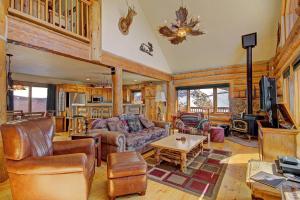 ブリッケンリッジにあるBarton Cabin 433のソファとテーブルのあるリビングルーム