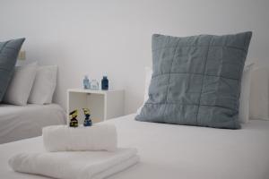 a white bed with two pillows and a white blanket at La Casa de Manuel in Portomarin