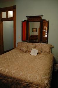 um livro está sentado em cima de uma cama em Inn Port D'Vino em Dayton