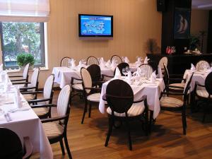Reštaurácia alebo iné gastronomické zariadenie v ubytovaní Hotel Kuracyjny Spa & Wellness