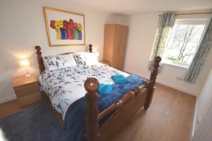 מיטה או מיטות בחדר ב-Byron Cottage overlooking Loch Goil