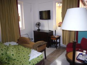 a hotel room with a bed and a tv at Villa Mar Bella in Costinesti