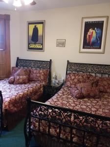 デイトンにあるInn Port D'Vinoのベッドルーム1室(ベッド2台付)が備わります。壁に絵が描かれています。