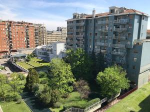 米兰Feel@Home Apartment+Rooms的享有树木和建筑的空中景致