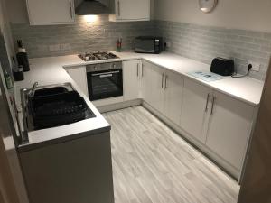 Кухня или мини-кухня в Pleasure Beach House
