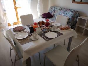 Jedlo v ubytovaní bed & breakfast alebo blízkom okolí