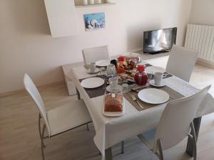 Televízia a/alebo spoločenská miestnosť v ubytovaní B&B Stella Di Mare