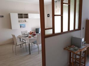 Televízia a/alebo spoločenská miestnosť v ubytovaní B&B Stella Di Mare