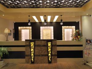 een lobby met een zwart-witte muur met spiegels bij Florida Al Souq Hotel (Previously Known Flora Al Souq Hotel) in Dubai