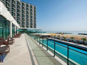 ein Hotel mit einem Pool am Meer in der Unterkunft Hotel Mediterraneo in Montesilvano