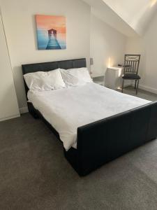 A bed or beds in a room at No 9 - LARGE 1 BED NEAR SEFTON PARK AND LARK LANE