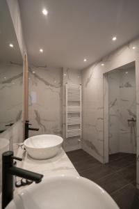 Ett badrum på Modern 2bed 2bath loft in Acropolis area