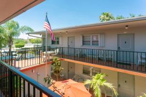 un balcone di una casa con bandiera americana di Richard's Motel Studios a Hollywood