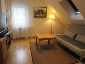 ein Wohnzimmer mit einem Sofa und einem Couchtisch in der Unterkunft Home Apartments in Salzburg