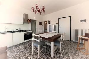 Kuchyň nebo kuchyňský kout v ubytování MADI' casa vacanze
