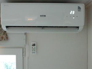 um ar condicionado branco numa parede num quarto em Villafranco Apartamentos em Villafranco de Guadalhorce