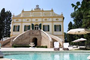 Bazén v ubytování Villa Rinalducci nebo v jeho okolí