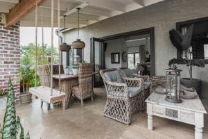 un soggiorno con tavolo e sedie in vimini di Veranda House Boutique Accommodation a Midrand