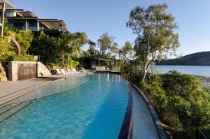 una piscina infinita con vistas al agua en Edge Penthouse on Hamilton Island by HIHA, en Hamilton Island