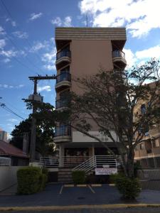 un edificio con balcones en un lateral en Residencial Salinas, en Florianópolis