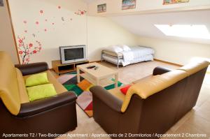 sala de estar con 2 sillas y TV en Apartamento Areal, en Torreira