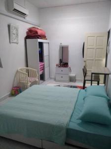 Anis Homestay Kuala Perlis tesisinde bir odada yatak veya yataklar