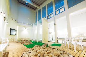 a room with a pile of rocks on the floor at るり渓フォレストコテージ in Nantan city