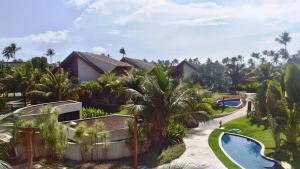 een resort met zwembad en palmbomen bij Paraíso Malawí Flat Muro Alto in Porto De Galinhas