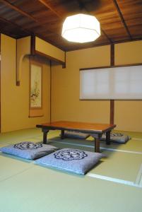 a room with a table and two mats at NARAigoto EENA HOUSE in Nara