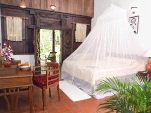 Somatheeram Ayurveda village tesisinde bir odada yatak veya yataklar