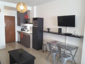 布宜諾斯艾利斯的住宿－Esmeralda y Av Córdoba Microcentro，厨房配有桌椅和电视。