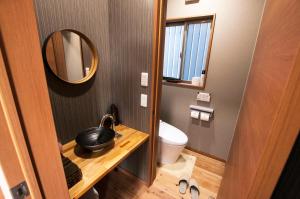 Um banheiro em 新築貸切 屋久島の地杉香る 完全貸切別荘 家族やグループでの利用にぴったり