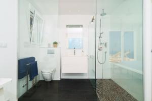 A bathroom at Villa Bombon