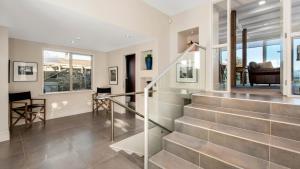 TV a/nebo společenská místnost v ubytování Stewart Lodge Luxury Spa