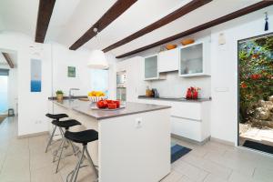 A kitchen or kitchenette at Villa Bombon
