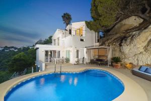 The swimming pool at or close to Villa Bombon