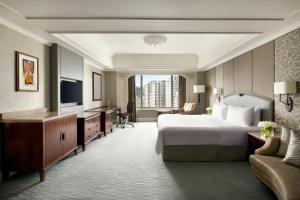 Cama ou camas em um quarto em Shangri-La Jakarta