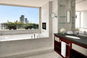 Um banheiro em Shangri-La Jakarta