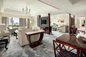 Uma TV ou centro de entretenimento em Shangri-La Jakarta