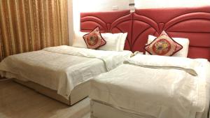 Postel nebo postele na pokoji v ubytování Aloha Hotel