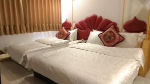 Postel nebo postele na pokoji v ubytování Aloha Hotel