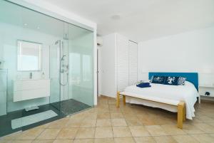 A bathroom at Villa Bombon