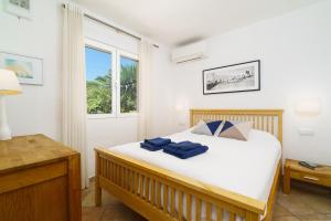 A bed or beds in a room at Villa Bombon