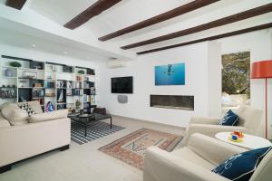 A television and/or entertainment centre at Villa Bombon