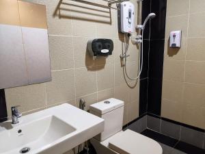 ein Badezimmer mit Dusche, Toilette und Waschbecken in der Unterkunft Hotel Centre Point Tampin in Malakka