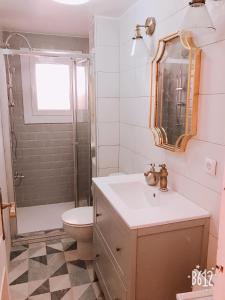 a bathroom with a sink and a toilet and a shower at Apartamento Calipso in Salou