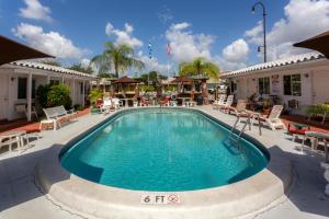 好萊塢的住宿－Green Seas Motel，一座配有桌椅的酒店游泳池