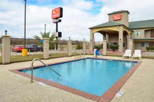 Bazén v ubytování Econo Lodge Inn & Suites Port Arthur near Sabine Pass nebo v jeho okolí